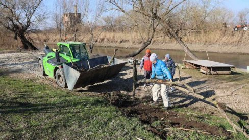 МЕШТАНИ УРЕЂУЈУ ОБАЛУ БЕГЕЈА: Радна акција становника  Житишта