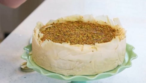 NEODOLJIVA JE I TOPI SE U USTIMA: Baklava čizkejk - Dve poslastice spojene u jednu (VIDEO)