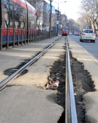 OKO ŠINA SVE RUPA DO RUPE: Tramvajske trase od Pravnog fakulteta do Vukovog spomenika u lošem stanju