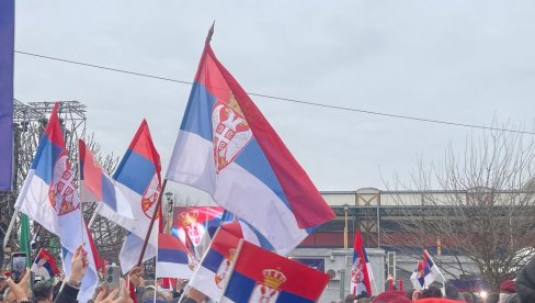 ATMOSFERA IZ MITROVICE: Skandiraju u čast predsednika Vučića (VIDEO)