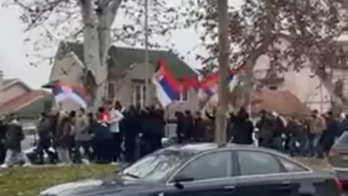 VUČIĆ ALEKSANDAR, VUČIĆ ALEKSANDAR Ori se ime predsednika Srbije Sremskom Mitrovicom (VIDEO)