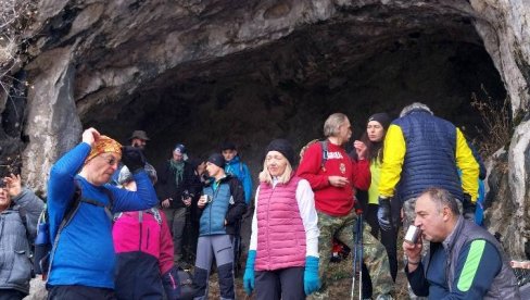 STARA JE NAJMANJE 6.000 GODINA: Planinari iz Paraćina i Ćuprije stigli do pećine Masni kamen (FOTO)