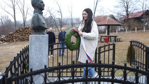 РОЂЕНДАН ОЛИМПИЈСКОГ КОМИТЕТА: Милица Ђуричић положила венац на гроб оснивача ОКС