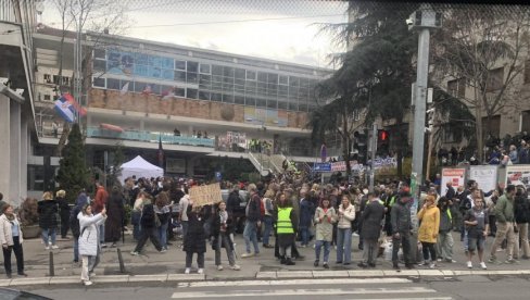 NASTAVLJA SE TEROR ISPRED RTS-a: Studenti blokaderi ne daju nikome da uđe u zgradu (FOTO)