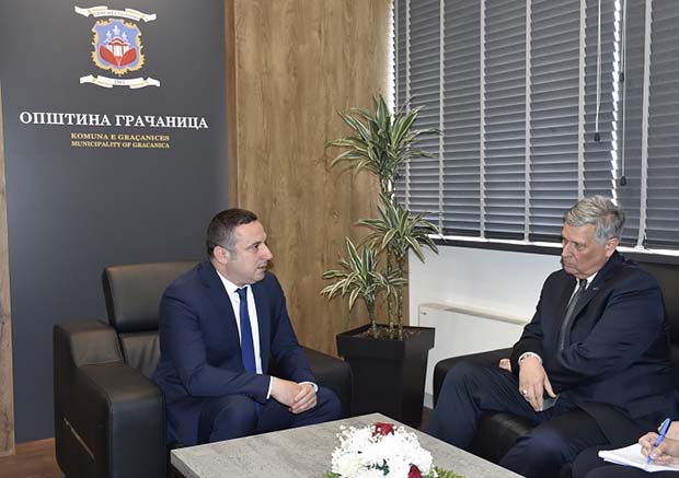 Председник општине Грачаница с амбасадором Коснетом
