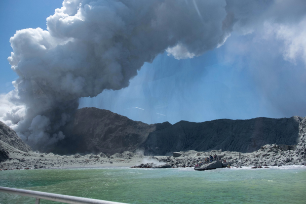 Наставља се драма на Новом Зеланду: Шансе за нову ерупцију у наредна 24 сата 50 одсто, и даље се трага за несталима (ФОТО)